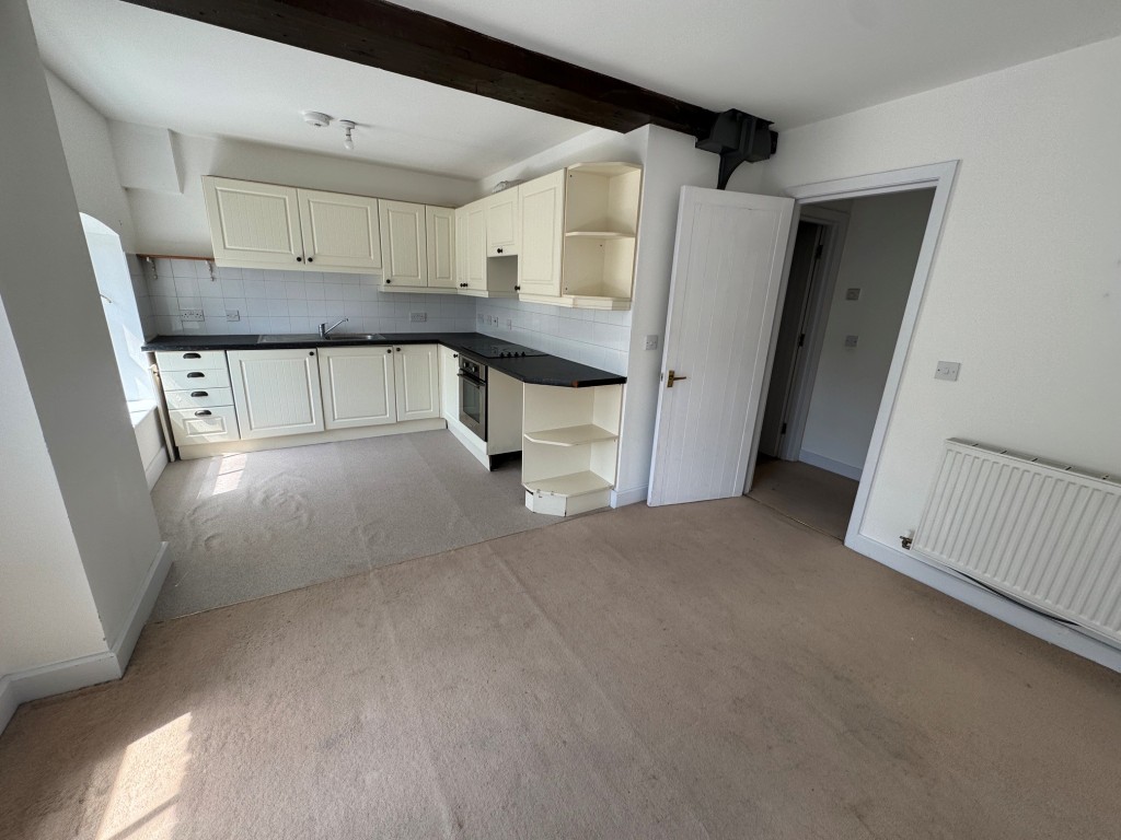 Lot: 101 - ONE-BEDROOM FLAT CLOSE TO TOWN CENTRE - Kitchen-living room